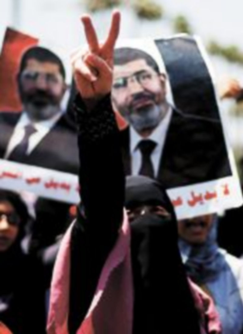 Una seguidora de Mursi pide su vuelta. / SUHAIB SALEM (Reuters)