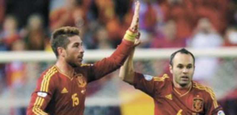 Sergio Ramos celebra un gol con su compañero Andrés Iniesta en un partido de clasificación para el Mundial de 2014. / Reuters