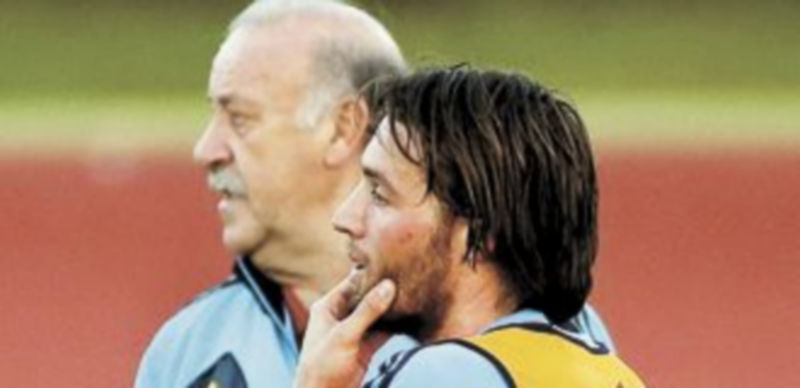 El técnico estuvo muy pendiente de Michu durante el segundo entrenamiento. / Efe