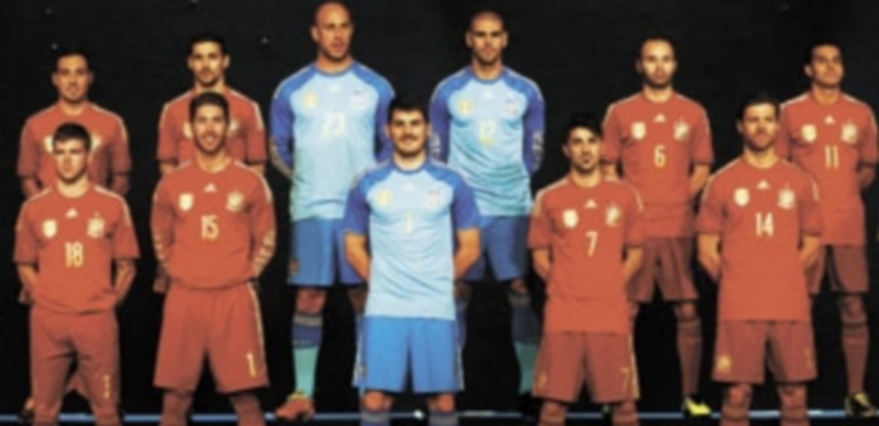 Los integrantes del combinado vistieron la nueva equipación en una presentación en la que posaron como estrellas del rock. / Reuters