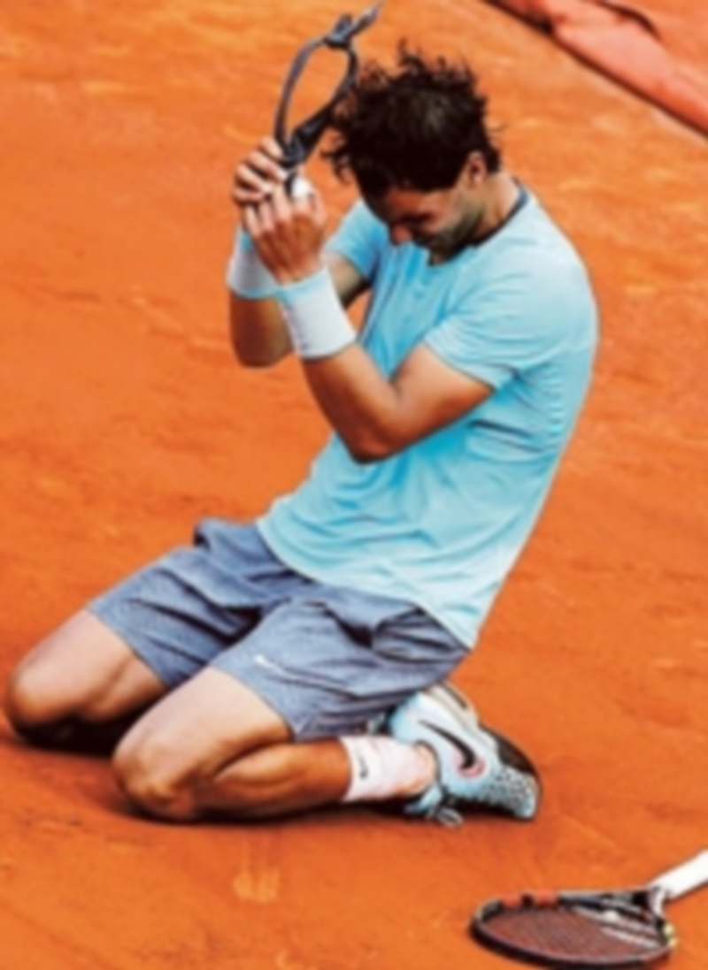 El de Manacor se arrodilló en la arcilla al verse ganador. / G. Fuentes (Reuters)