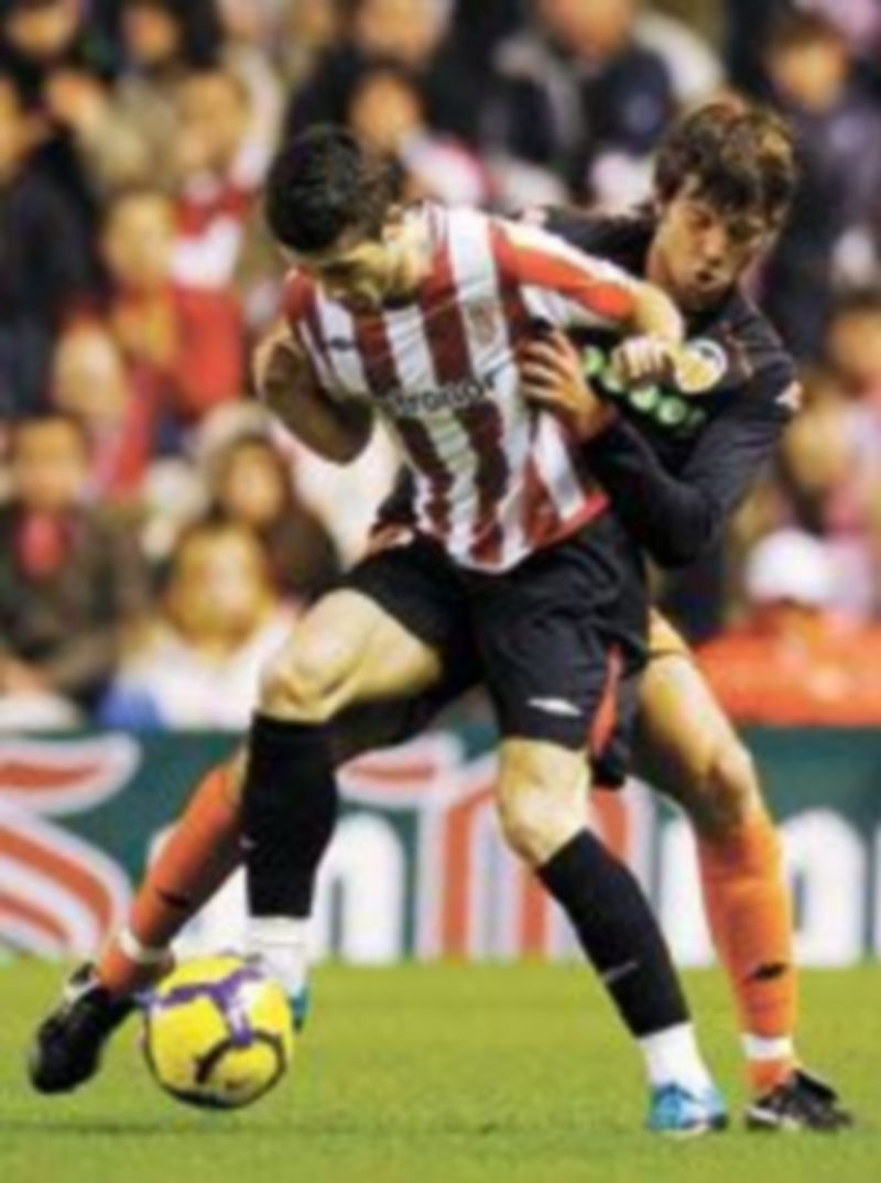 Dealbert intenta arrebatar el cuero a Susaeta. / REUTERS