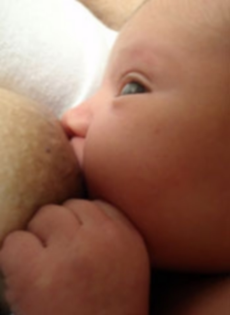 Una madre amamanta a su hijo. / Europa Press