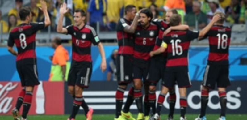 El rodillo alemán celebra uno de los 7 goles que endosó a la ‘canarinha’ en un estadio que enmudeció ante el torrente de juego de los bávaros que esperan a Holanda o Argentina en la Final. / Efe