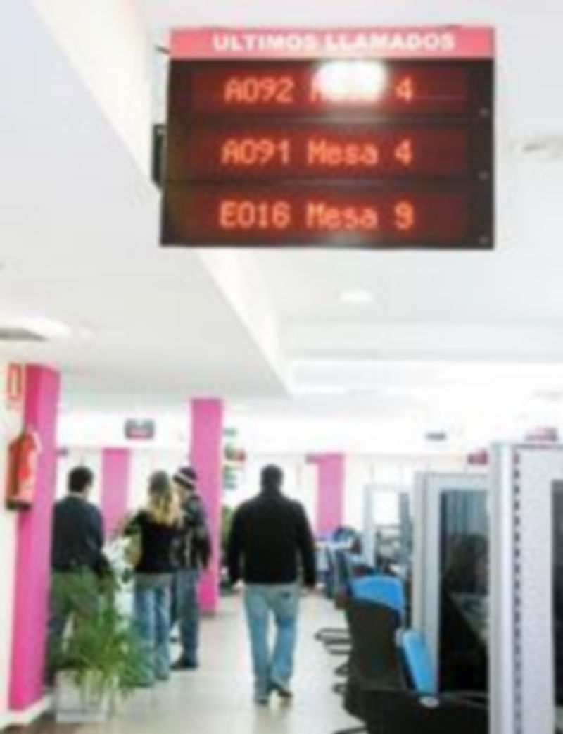 Las oficinas del Inem reciben cada día a más inmigrantes. /EFE