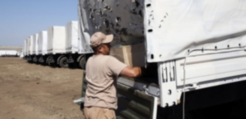 Un conductor del convoy ruso con ayuda humanitaria