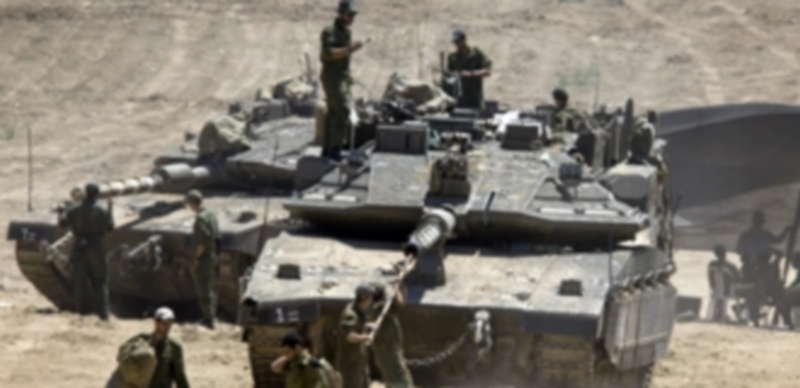 Soldados israelíes en sus carros de combate cerca de la frontera con Gaza. / Efe