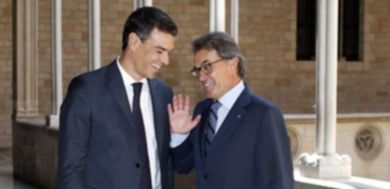 Pedro Sánchez y Artur Mas posando para los medios gráficos. / Efe