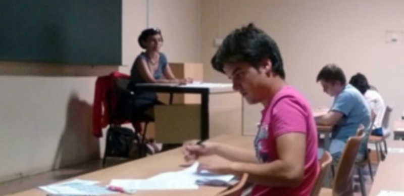 Un grupo de universitarios se examina bajo la mirada de una profesora. / EP