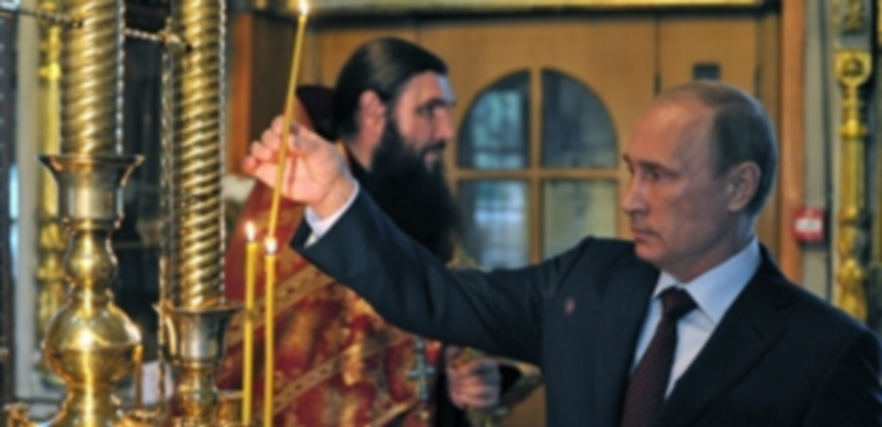 Putin enciende una vela en Moscú por “aquellos que sufrieron defendiendo a la gente en el este de Ucrania”./ Efe