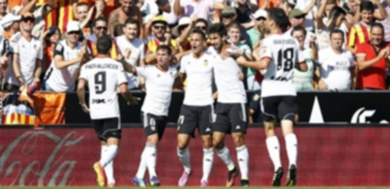 Los jugadores del Valencia celebran uno de los tres goles que le endosaron en el partido de ayer en Mestalla al Real Club Deportivo Espanyol. / Efe
