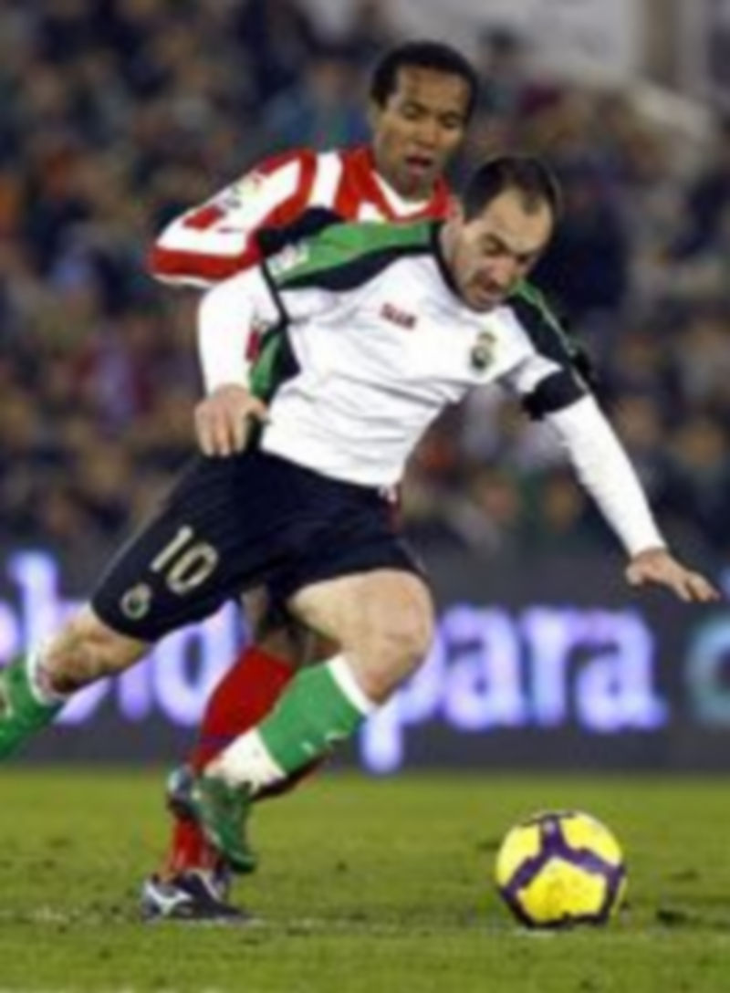 El delantero cántabro Pedro Munitis controla el balón ante Assunçao. / Efe