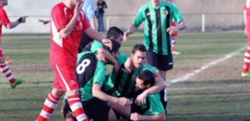 Los jugadores de la UD El Espinar se abrazan tras marcar un gol. / África Olalla