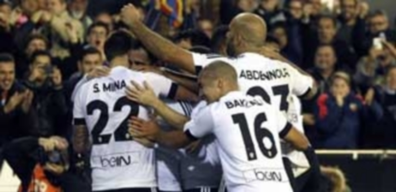 El Barça se ahoga en la orilla 1 Los jugadores del Valencia celebran el primer gol del equipo che ante el líder a falta de cuatro minutos para el final. / EFE