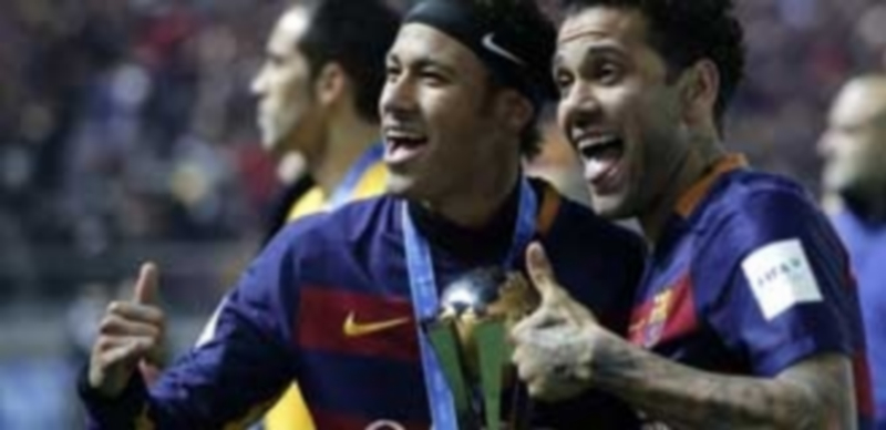Neymar (izquierda) celebra con Dani Alves la consecución del Mundial de Clubes tras ganar en la final a River Plate. / EFE