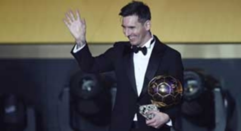 Leo Messi saluda tras recoger el Balón de Oro que le acredita como mejor jugador del año 2015