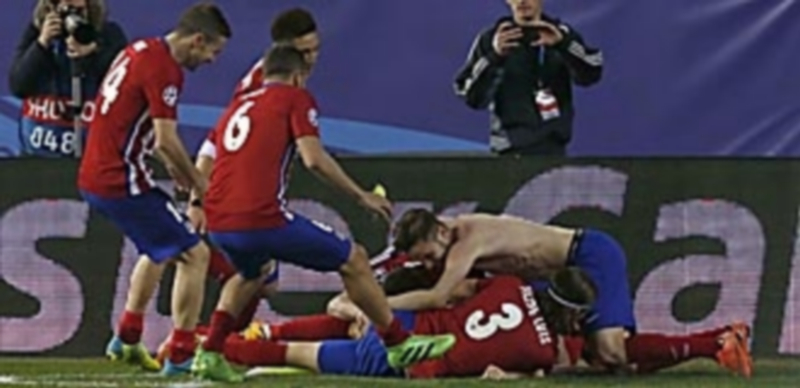 El penalti decisivo anotado por Juanfran desató el éxtasis tanto en la plantilla rojiblanca (en la imagen abrazados al goleador). / EFE