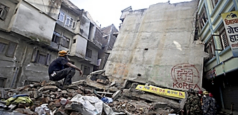 Los efectivos desplazados a Nepal continúan la búsqueda de posibles supervivientes bajo los escombros. / EFE