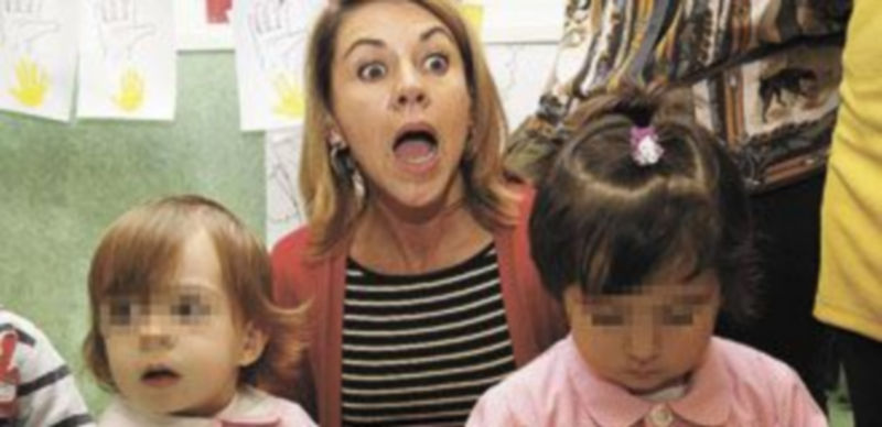 La presidenta castellanomanchega aprovechó el día para visitar una guardería. / Efe