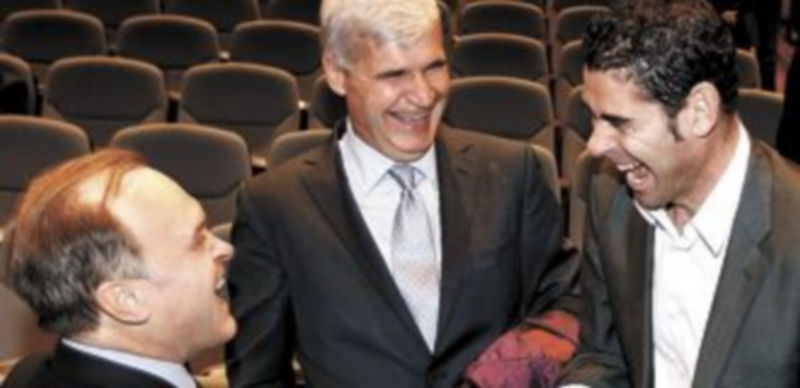 Miguel Pardeza y Fernando Hierro conversan junto a Pere Gratacós