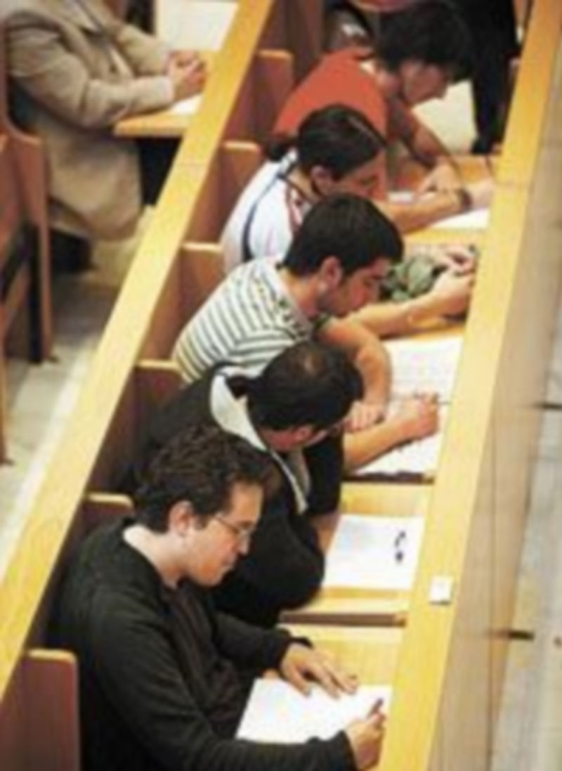 Alumnos durante un examen.