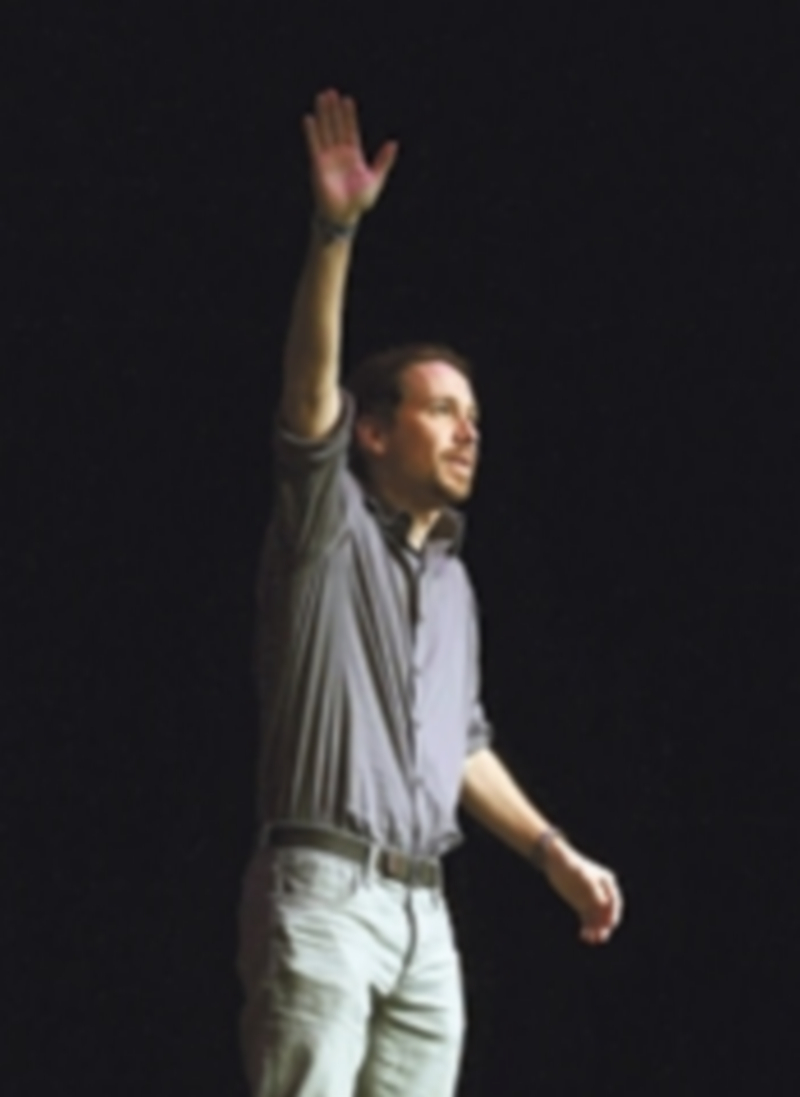 El líder de Podemos saluda a los asistentes del Círculo de Bellas Artes. / Efe