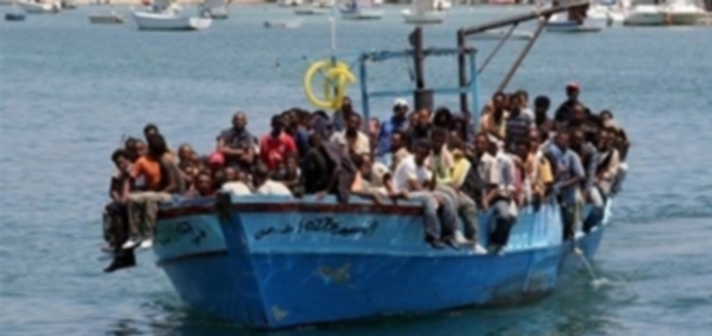 Médicos forenses inspeccionan el cuerpo sin vida del periodista ucraniano Oles Buzina