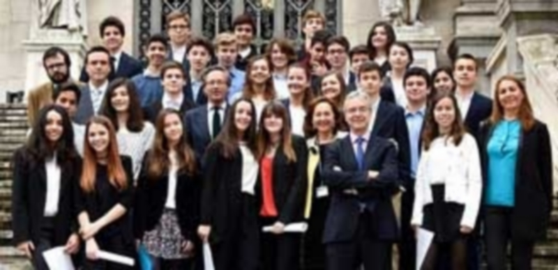 España entera se pone a los pies de su genio más universal 1 Algunos de los estudiantes que participaron en la lectura de la novela cervantina ‘La Española Inglesa’ posan en la Biblioteca Nacional./ Fotos: Efe