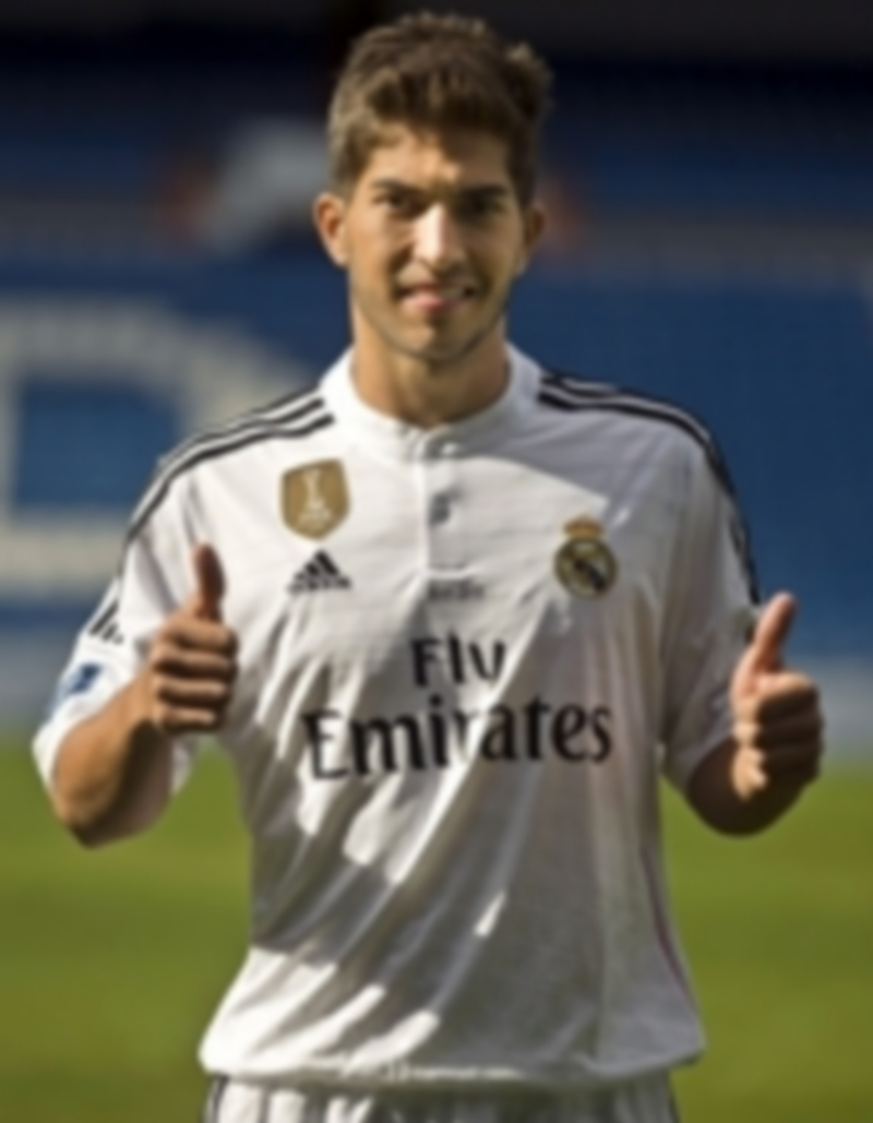El nuevo mediocentro del Real Madrid se mostró feliz ante las cámaras. / EFE