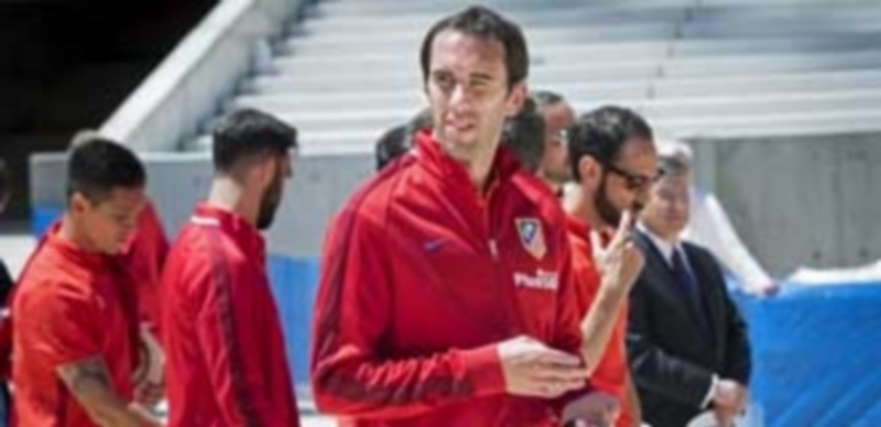 El defensa uruguayo del Atlético de Madrid Diego Godín se califica como un central “muy competitivo y noble”. / EFE