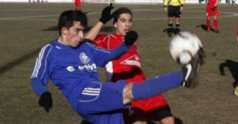 El cuellarano Héctor remata hacia atrás durante el encuentro de ayer ante el Velilla. / Gabriel Gómez