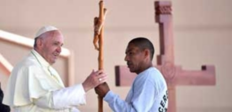 El Papa Francisco recibe un crucifijo de manos de un prisionero durante su visita al centro penitenciario de Ciudad Juárez. / Efe
