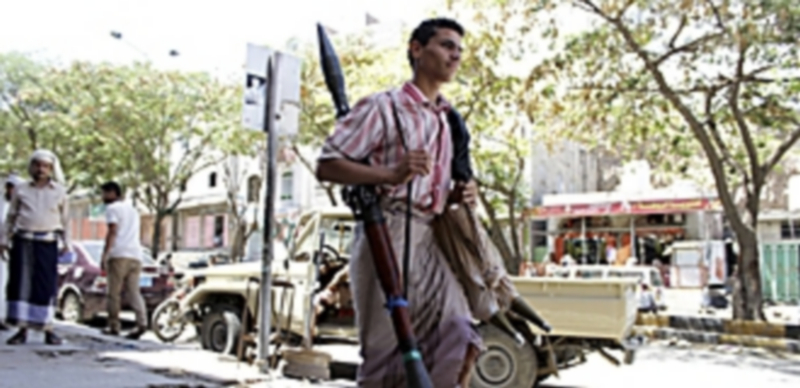 Un hombre leal al presidente Hadi patrulla por las calles de una ciudad del país asiático de Yemen