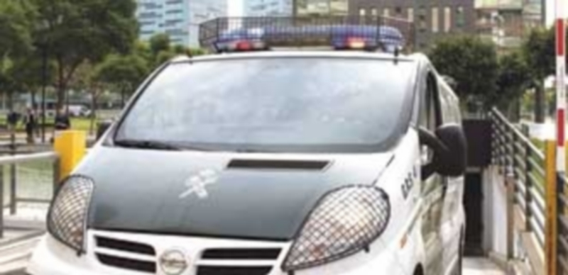 Una furgoneta de la Guardia Civil durante un registro en Copisa. / EFE