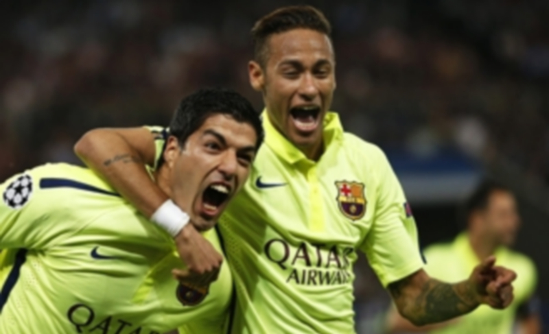 Luis Suárez (izq) por partida doble y Neymar (der) anotaron los goles del Barcelona en el Parc des Princes de París. / EFE