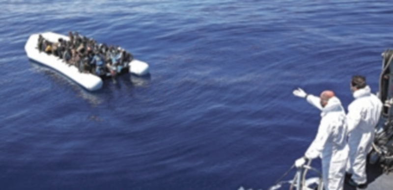 Una zodiac con cientos de inmigrantes