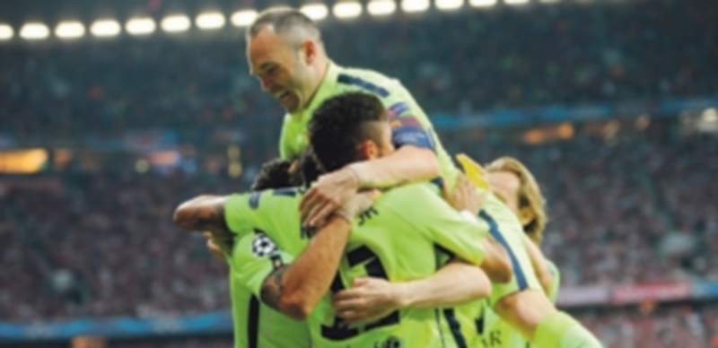 Los jugadores del FC Barcelona celebran el primer gol de Neymar ante el Bayern