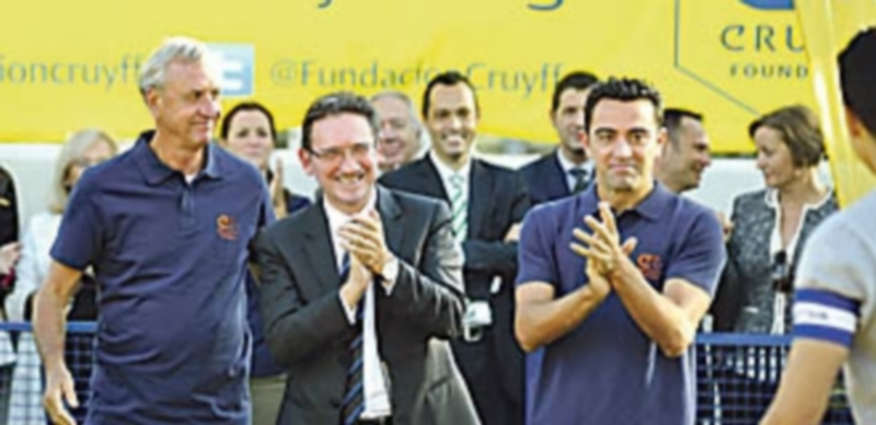 Cruyff: «Nadie puede decir que el Barça no merece la Liga al 100%» 1 Johan Cruyff (izquierda) opina que la opción de conquistar el triplete hace olvidar la mala temporada pasada. / Europa Press