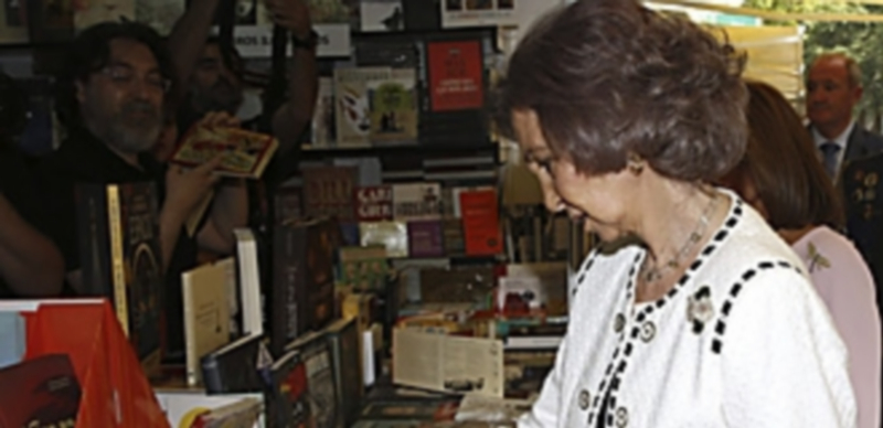 La monarca mostró un gran interés por los numerosos stands del recinto. / Efe