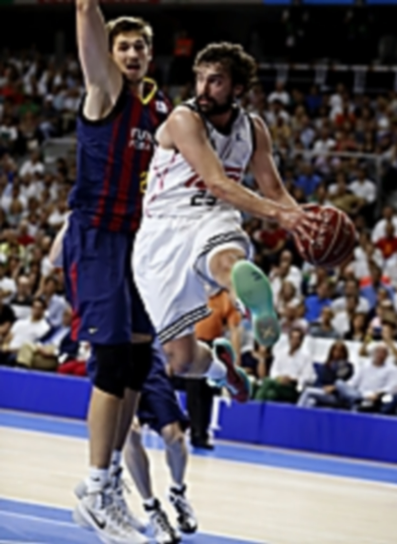 El madridista Sergio Llull controla el balón ante la defensa de Tibor Pleiss. / EFE