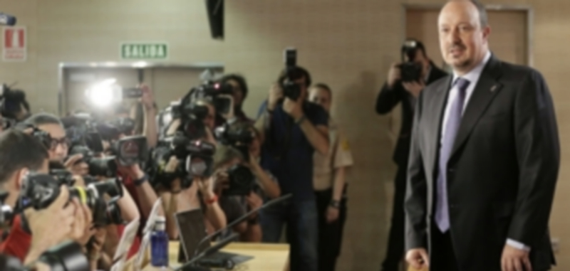 Benítez: «Ningún jugador me exige jugar aquí o allá» 1 Rafa Benítez escribió una carta a los aficionados publicada en la web del club. / E.P.