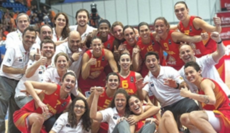 Las jugadores de la Selección celebran con el cuerpo técnico la victoria ante Bielorrusia para lograr la séptima medalla en los ocho últimos Eurobaskets. / EFE