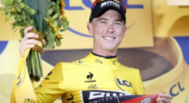 Rohan Dennis celebra la consecución del maillot amarillo que le acredita como líder del Tour de Francia. / EFE
