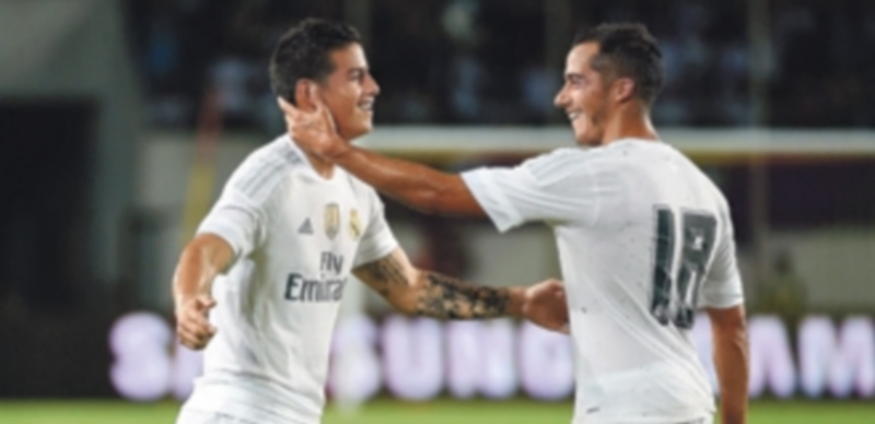 James Rodríguez (izquierda) y Lucas Vázquez celebran el tercer tanto del Real Madrid en el amistoso contra el Inter. / EFE
