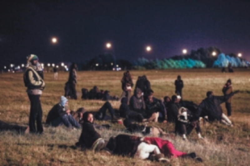 Inmigrantes de diversas nacionalidades esperan en las proximidades de Calais para poder dar el salto a Reino Unido. / EFE