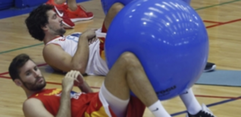 Rudy Fernández se entrena con sus compañeros durante la preparación del próximo partido de la ‘Ruta Ñ 2015’ . / EFE