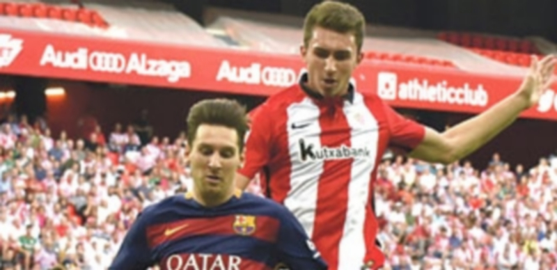 Leo Messi protege el balón durante el partido que ganó el Barça al Athletic. / EFE