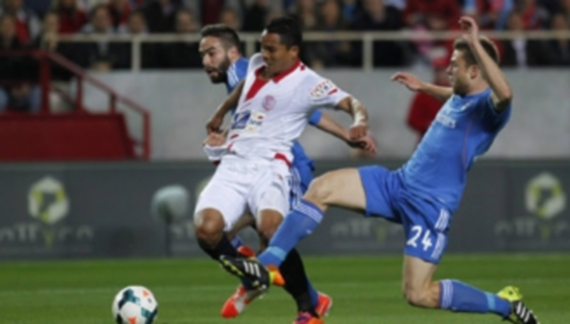 Acción del último encuentro liguero entre madridistas y sevillistas. / EFE