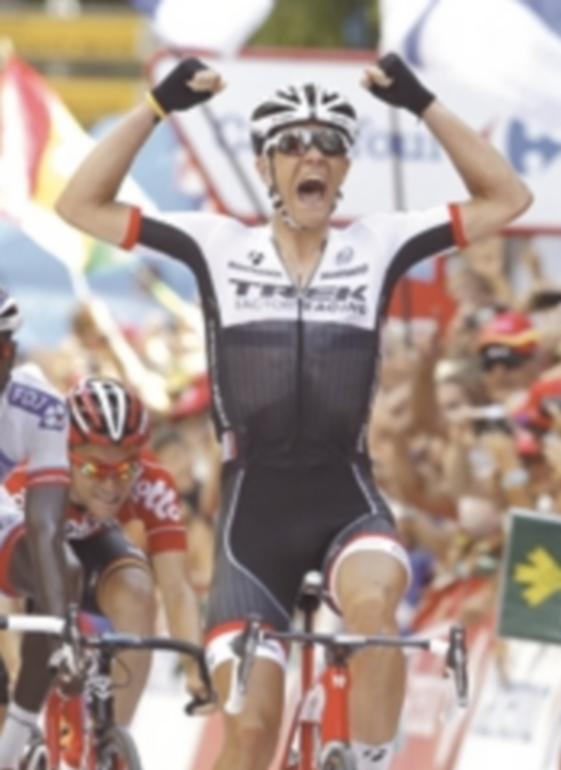 El belga Jasper Stuyven celebra su victoria en la llegada masiva a Murcia. / EFE