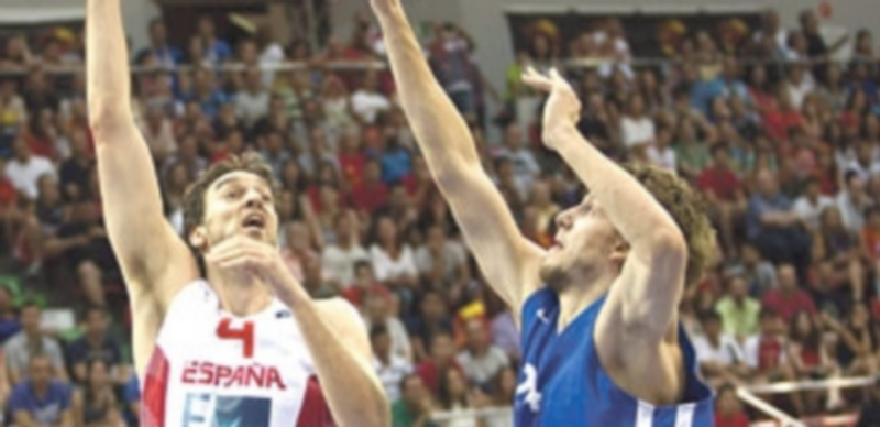 Pau Gasol (izq) ha ido aumentando sus minutos y prestaciones partido a partido para llegar en forma al Eurobasket. / EFE